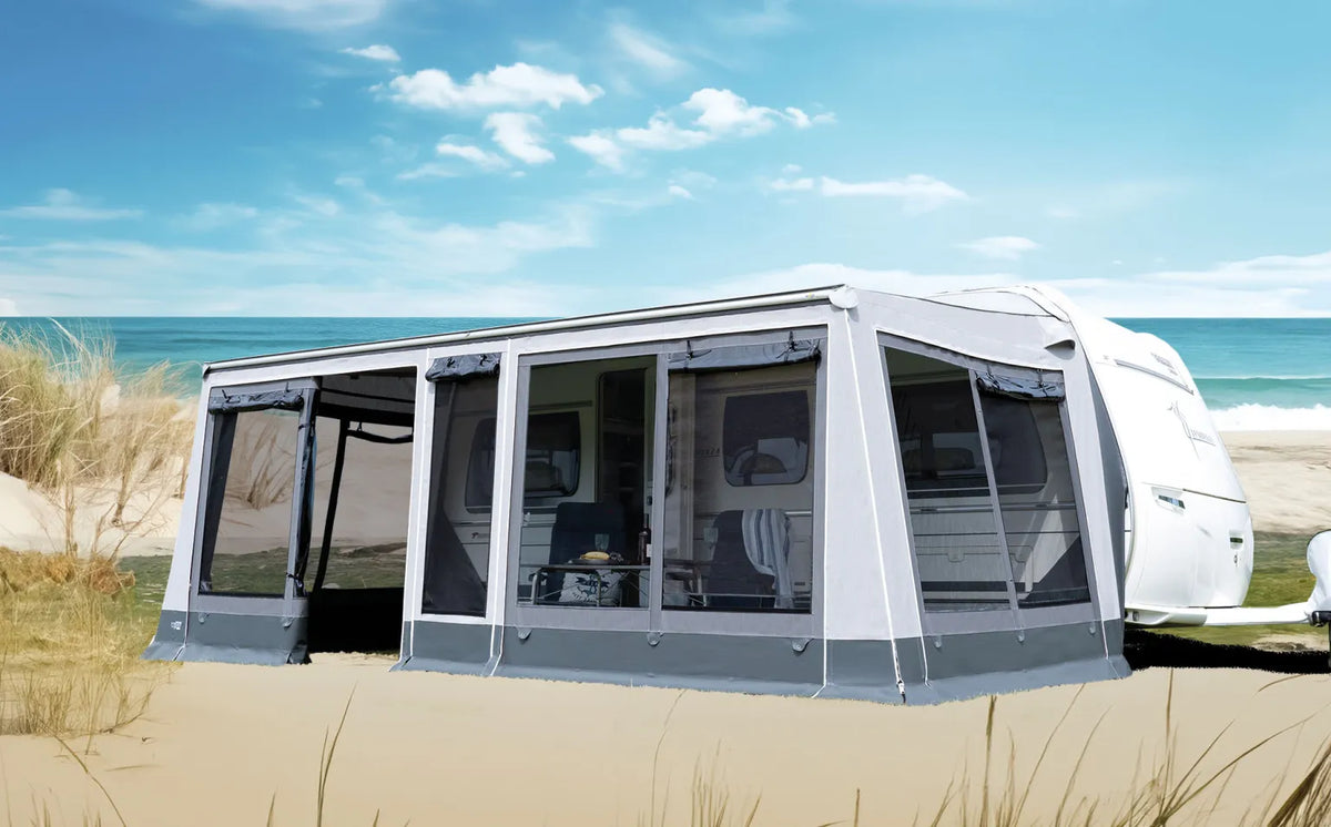 WIGO Rolli Plus Lounge Markisenzelt mit großen Panoramafenstern vor Wohnwagen