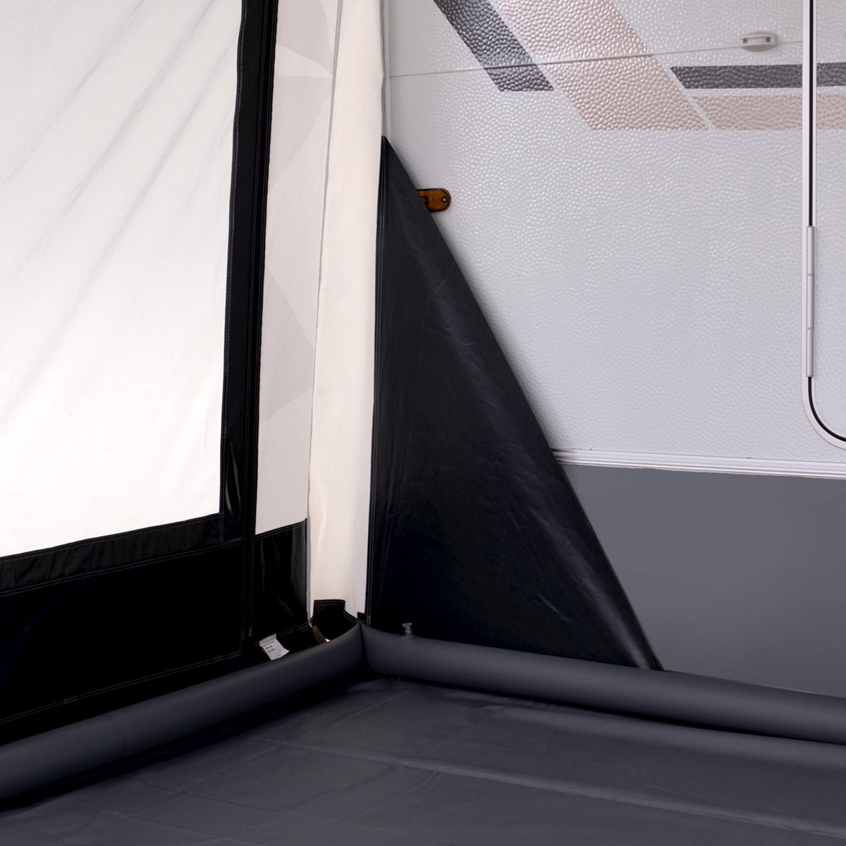 Rebelcamper Aquacover am Wohnwagen